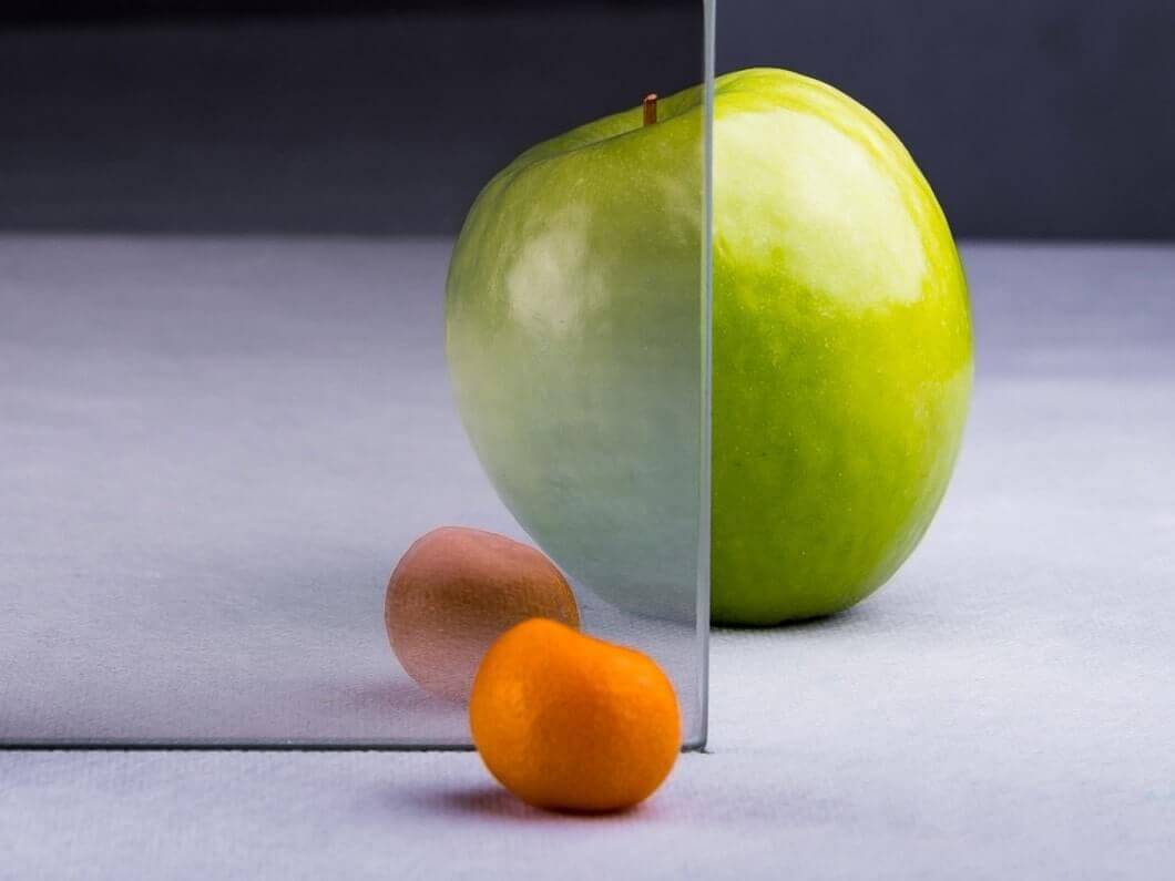 elma ve mandalina  ile özelliği vurgulanan reflekte cam 