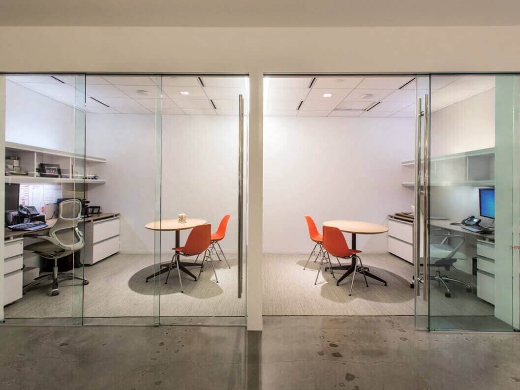 bölünmüş cam ofislerde ofis cam kapı uygulaması 