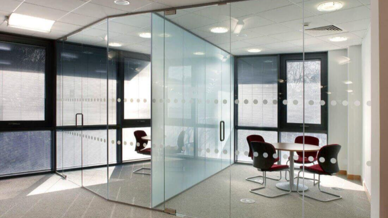 cam duvarlarla bölünmüş ofislerde cam kapı uygulaması
