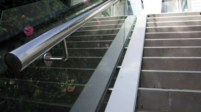 dış mekandaki bir merdivende uygulanmış paslanmaz çelik küpeşte