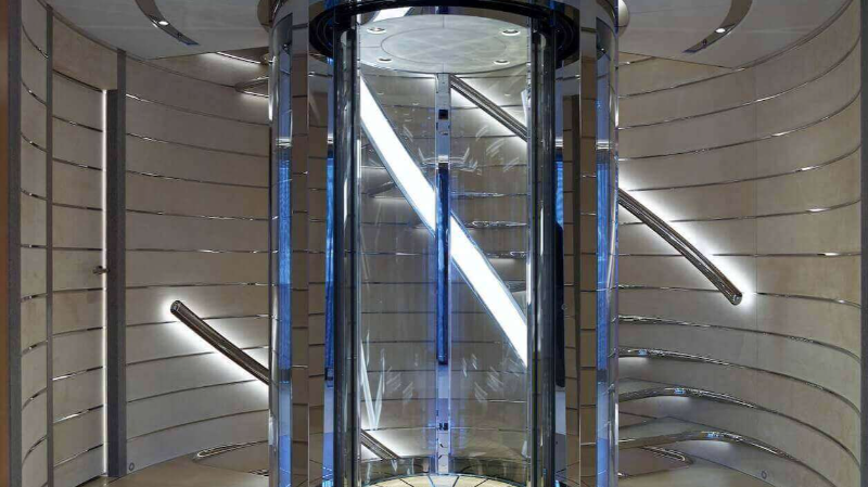 tamamen camdan yapılmış oval şekilli asansör