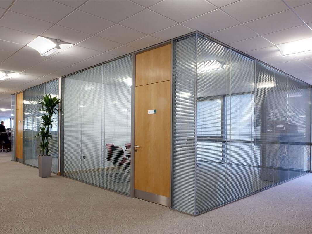 ofis içerisinde akustik lamine cam uygulaması